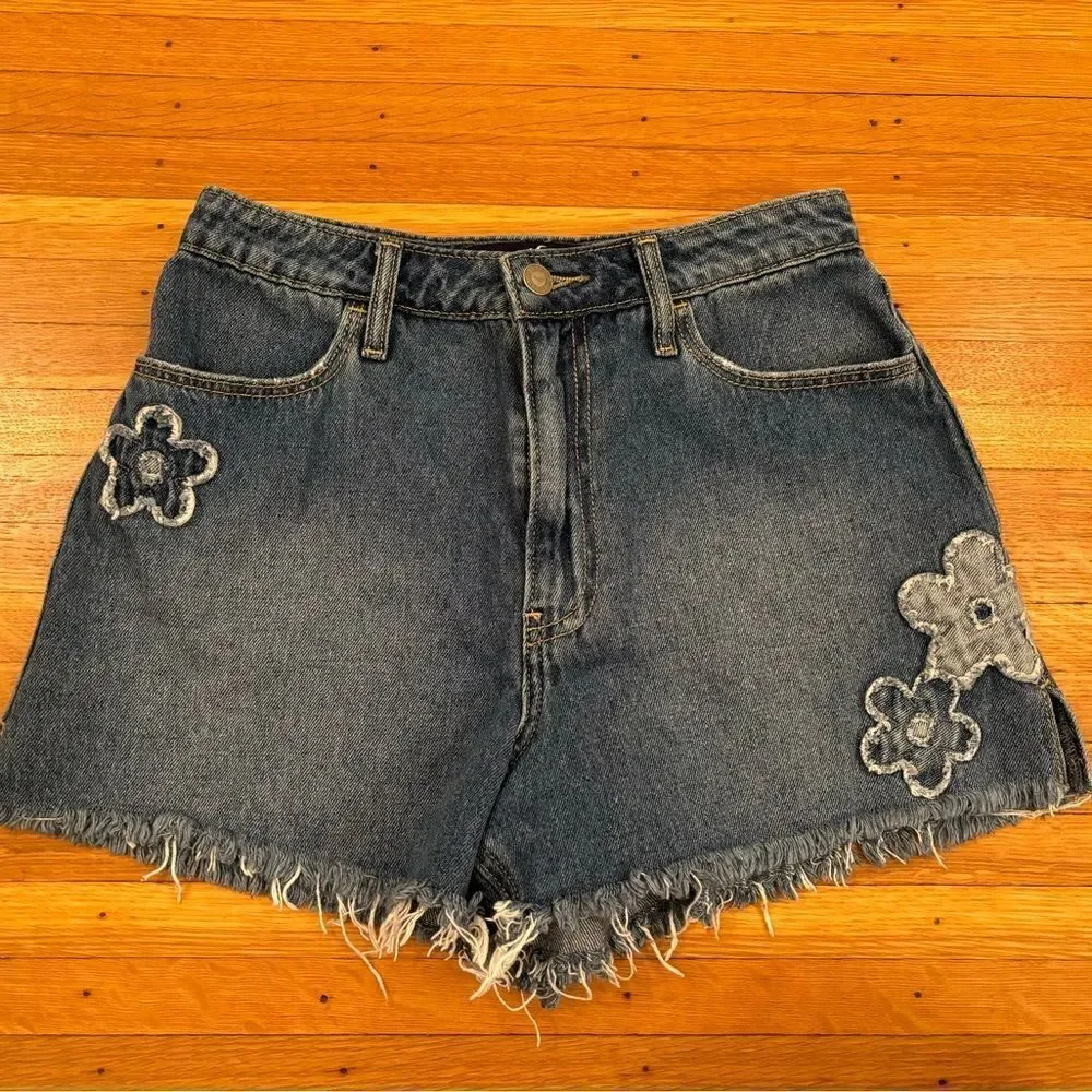 Hollister Ultra Highrise Relaxed Mom Short 3” denim shorts with flower details